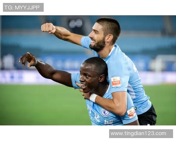 北京球迷与大连球迷的激情对决谁能在赛场上笑到最后